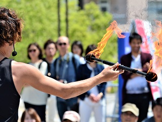 ジャグリングを披露できるパフォーマーの出張（出演）と呼ぶ費用の見積の依頼は、イベント本舗